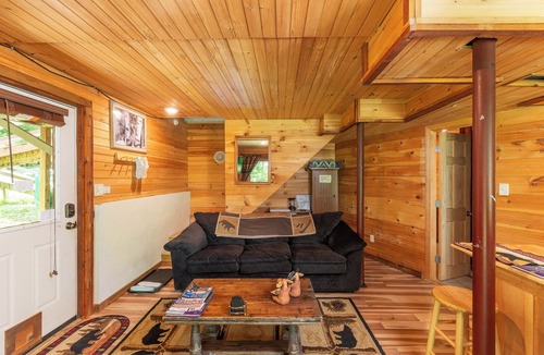 Albany Cabin | Dog Friendly, Quiet Neighborhood, Cozy lower level cabin