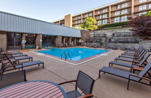 Green Tree Hotel | DoubleTree by Hilton Pittsburgh-Green Tree