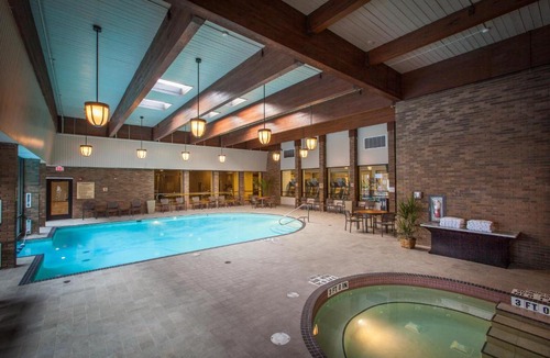 Green Tree Hotel | DoubleTree by Hilton Pittsburgh-Green Tree