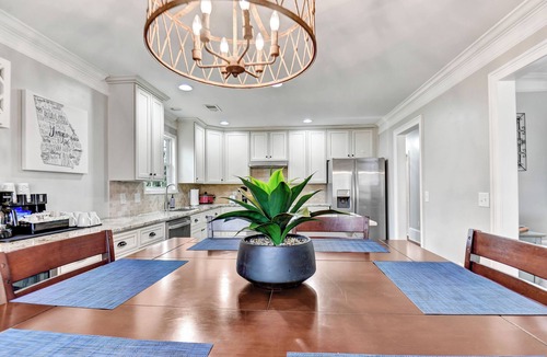 Athens House | Eastside Grove Fire Pit King Suite Near UGA