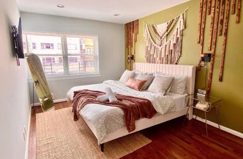 The Heights Apartment | Easy PATH&Bus access- NYC| designer home + Deck.