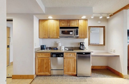Mount Crested Butte Apartment | Efficient Mountain Escape W/Murphy Bed, Shared Pool, Slope Access & Kitchenette
