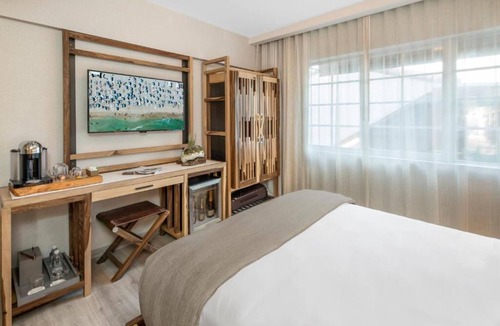 City Center Hotel | Elegant South Beach Oasis: Minutes to Mall, Designer Rooms & Beach Access