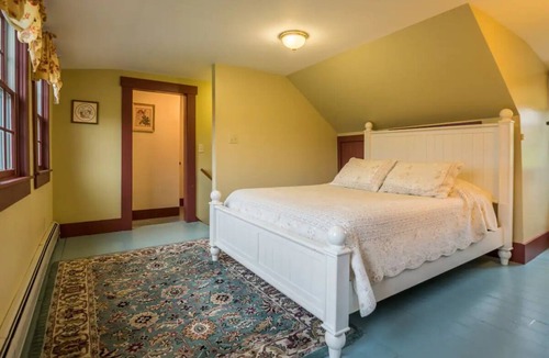 Walpole House | Entire Farmhouse with lots of open space 15 min north of Keene