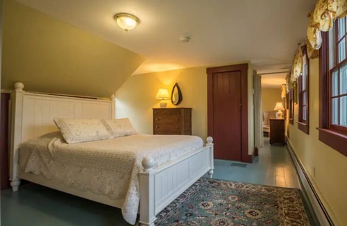 Walpole House | Entire Farmhouse with lots of open space 15 min north of Keene