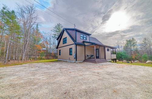 Bethel Ski Chalet | Entire private modern 3-bedroom chalet, Hot Tub, Wifi, 15 mins from Sunday River