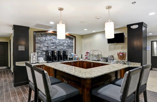 Mount Juliet Condo | Equipped Double Suite | Free Breakfast, Seasonal Outdoor Pool + Gym