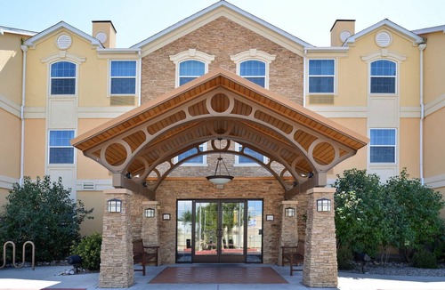 Northeast Heights Condo | Equipped King Suite | Free Daily Breakfast, Pool