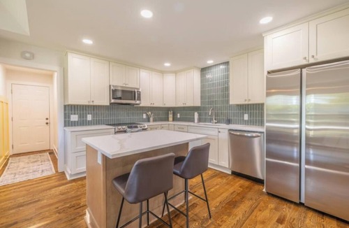 Fairview House | EV charger, Arcade, 1.7 acres, sleeps 8; 2 kings and 2 queens, 35 mins Nashville