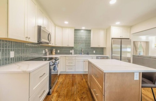 Fairview House | EV charger, Arcade, 1.7 acres, sleeps 8; 2 kings and 2 queens, 35 mins Nashville