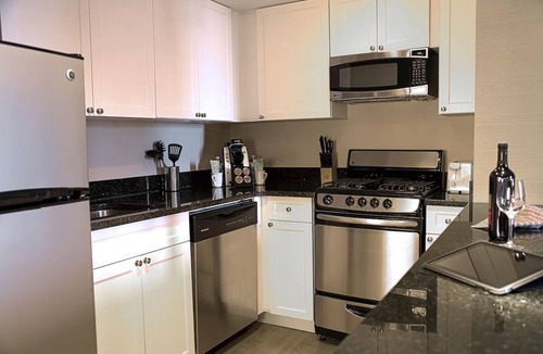 Logan Square Hotel | Experience Philly Culture at this Trendy Suite | City Views | Rooftop Pool