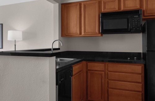 Renton Hotel | Experience Utmost Comfort! Free Airport Shuttle, Free Parking, Full Kitchen!
