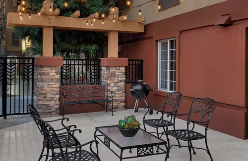 Renton Hotel | Experience Utmost Comfort! Free Airport Shuttle, Free Parking, Full Kitchen!