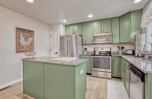 Monument House | Family Friendly Charming +Clean 5 Bedroom House,
