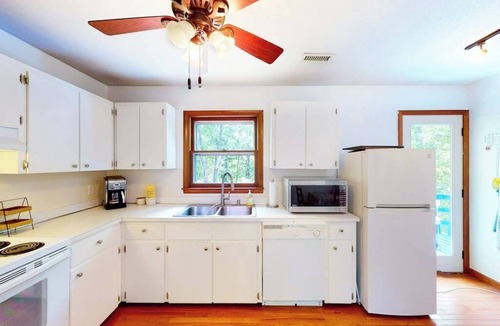 Leicester House | Family-friendly farm retreat on 18 acres with mountain views - board games & AC