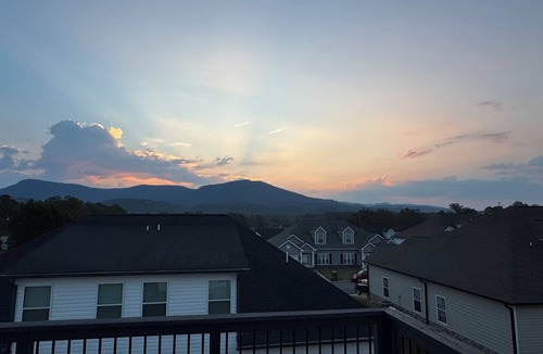 Chatsworth House | Fantastic 3-bedroom townhome with amazing views of Fort Mountain