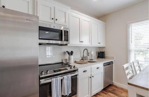 Leinkauf Apartment | Fantastic studio in Leinkauf Historic District!