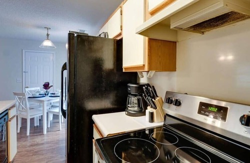 Savannah House | Fenced Backyard & Grill Near Historic District