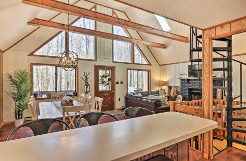 Thornhurst House | Fire Pit & Grill: 'Woodside Nest' in Pocono Lake!