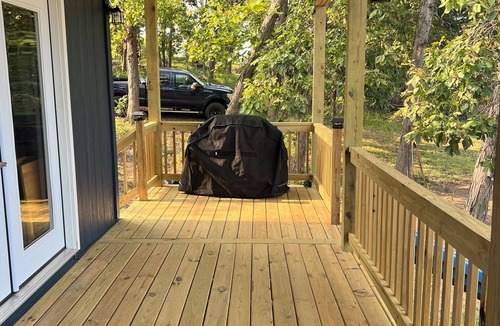 Deepwater House | Fireside Cabin – a cozy retreat at Truman Lake – relax and unwind! Pet friendly!
