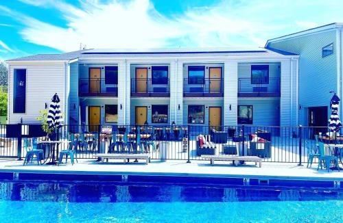 Pacific Hotel | First floor queen room for two near Purina Farms