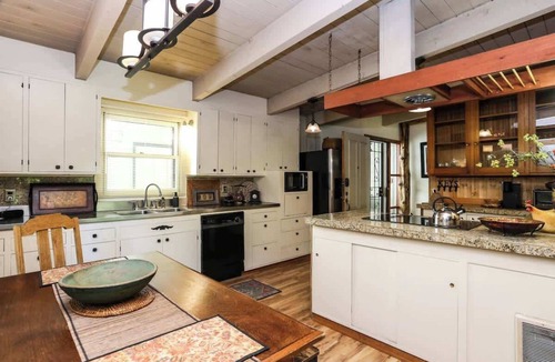 Springfield House | Forest Retreat 3BR Near UO, Autzen & River