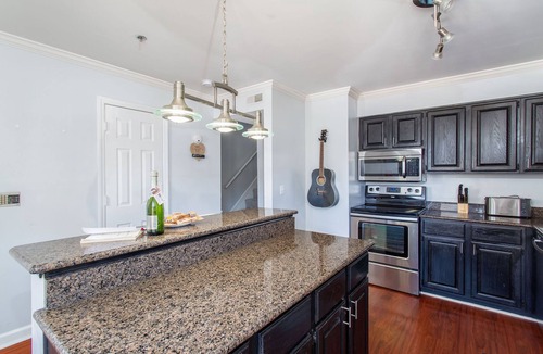 Rutledge Hill House | Free Parking! Closest Home 2 Broadway
