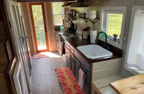 Ryland House | Fun, Cozy "Tiny House" Retreat w/Study, fast WiFi