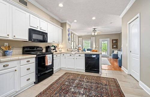 Auburn - Opelika Villa | Getaway on Gatewood-1K, 1Q, 2.5 bath, parking, 5 min to AU, I-85, Games