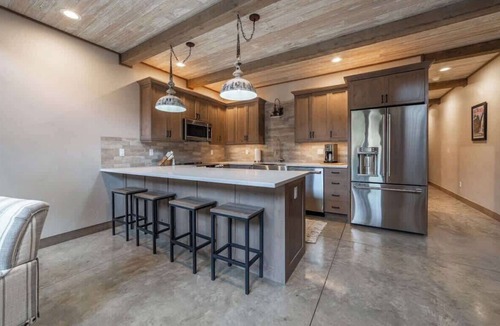 Coram Condo | Glacier's Home Base 2BR Condo Garage Private Spa