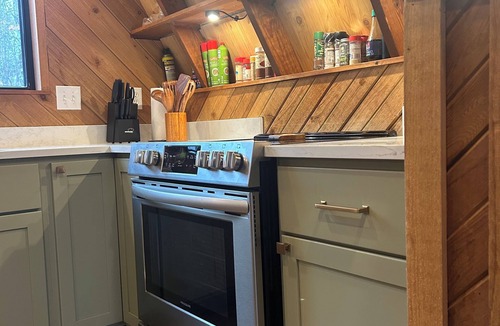 Wright City House | Gorgeous Lakefront Getaway - Innsbrook Chalet with Outdoor Spa!