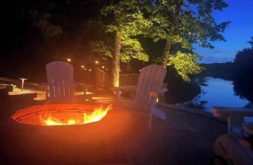Wright City House | Gorgeous Lakefront Getaway - Innsbrook Chalet with Outdoor Spa!