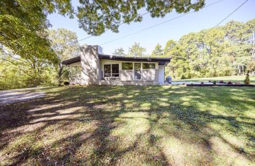 Winchester House | Gorgeous Renovated Home With Large & Private Lot