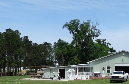 Citra Apartment | Green Acres Barn Apartment.sleeps 2 comfortably but will sleep 4.