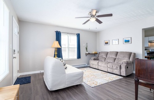Broadway Apartment | Grey Gables: Bright, Comfy, Dog Friendly: 2 BR/1BA