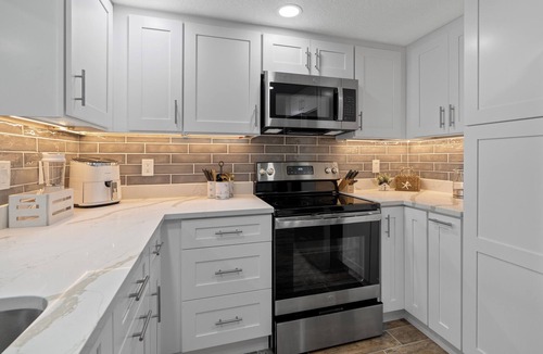 Hudson Beach Estates House | Haven Waterfront Walk to Beach, Pool, Kayak, Games