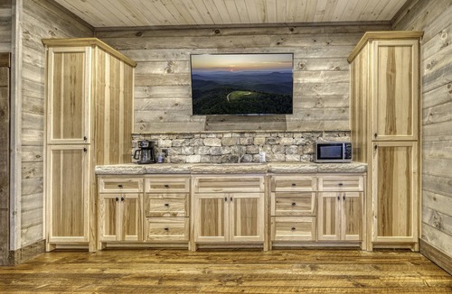 Mineral Bluff Cabin | Heated Pool, Views, Sauna & Cold Plunge, 5 Kings, Hot Tub, Peloton & Playground