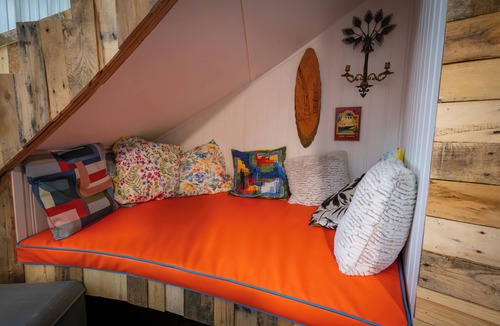 Mount Sterling Bed & Breakfast | Hermann Grain Bins BNB and Retreat Center Foghorn Leghorn GUEST grain bin