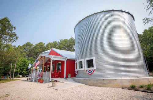 Mount Sterling Bed & Breakfast | Hermann Grain Bins BNB and Retreat Center Foghorn Leghorn GUEST grain bin