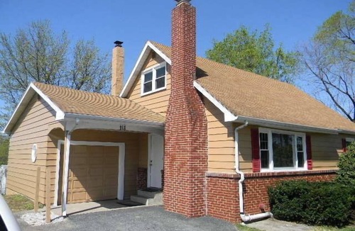 Harrisburg House | Hershey Park Just 3 miles From Wildwoods Inn Hershey Road Pets stay free charge