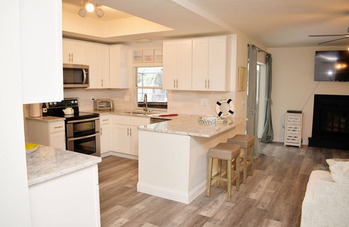 Palma Sola House | Hidden Retreat~heated pool/spa minutes to beaches and IMG Academy! Pool table!