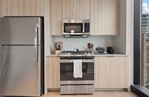 West Loop Apartment | High-End West Loop 2BR + City Views & Walkability