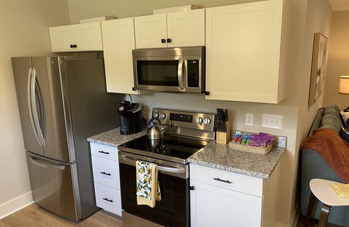 Merry Oaks House | Hip Donelson close to great restaurants and shopping. Easy access to Nashville.