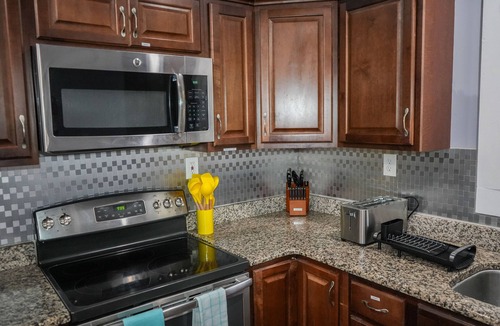 Norfolk House | Historic Coastal Haven- Pet Friendly Fast Wi-Fi - Easy Beach and Highway Access