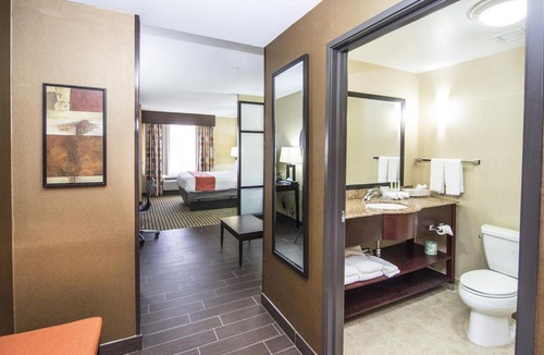 Elkton Hotel | Holiday Inn Express & Suites Elkton - University Area by IHG