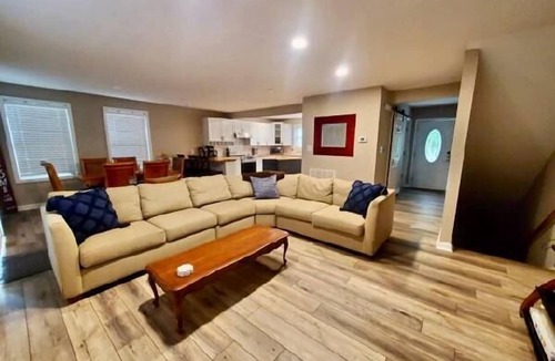 Macon House | Hook Wine & Sinker | Peaceful Cove