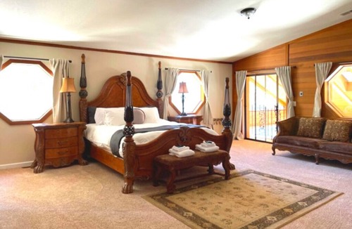 Tahoe Village Cabin | 🎿 Huge Ski In/Out with Best Views @ Heavenly! 🐻 The Bear on the Roof - 16ppl