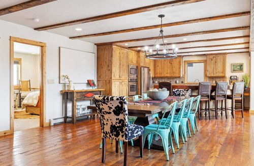 Big Sky House | Immaculate 4-bedroom + Loft, 4 parking spots, Walk to Resort, Ski-in/out