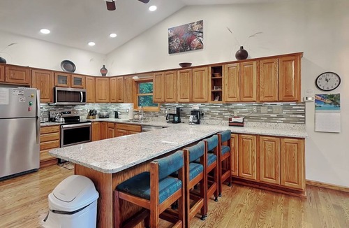 Oakland House | Innisfree | Spacious Chalet with Sunset Lake Views