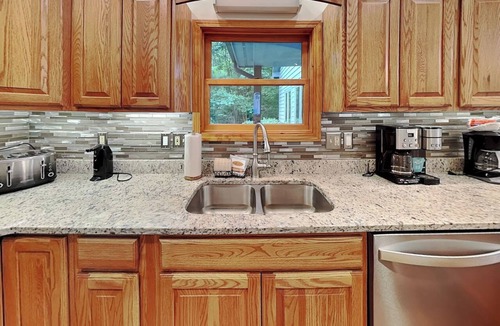Oakland House | Innisfree | Spacious Chalet with Sunset Lake Views